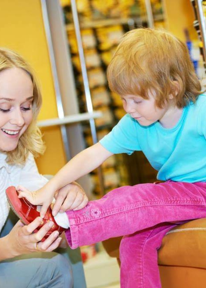 حذاء طفلك في العيد .. 7 نصائح هامة ليكون مناسبا وصحيا لقدمه