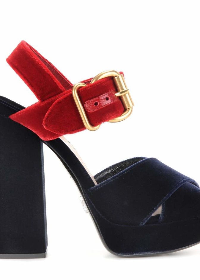 حذاء ممزوج بين الوان الكحلي والاحمر من برادا Prada