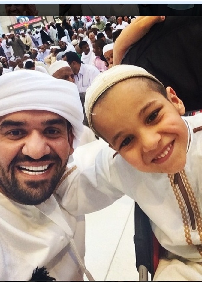  حسين الجسمي يعتمر في مكة المكرمة