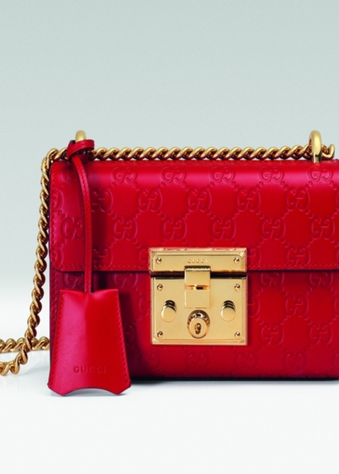 حقيبة بجلد Signature Gucci بلون الأحمر الخبيزة