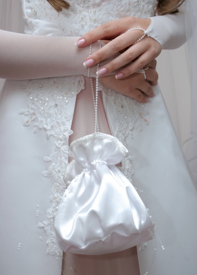 حقيبة للعروس تشبه الكيس القماشي