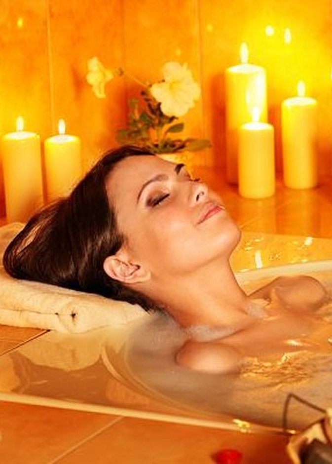 حمام اللافندر مع الشموع يساعدك على التخلص من التوتر