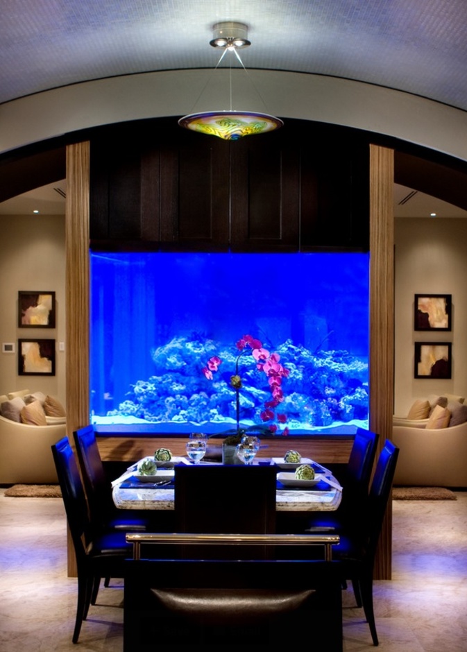 حوض سمك أنيق في غرفة الطعام