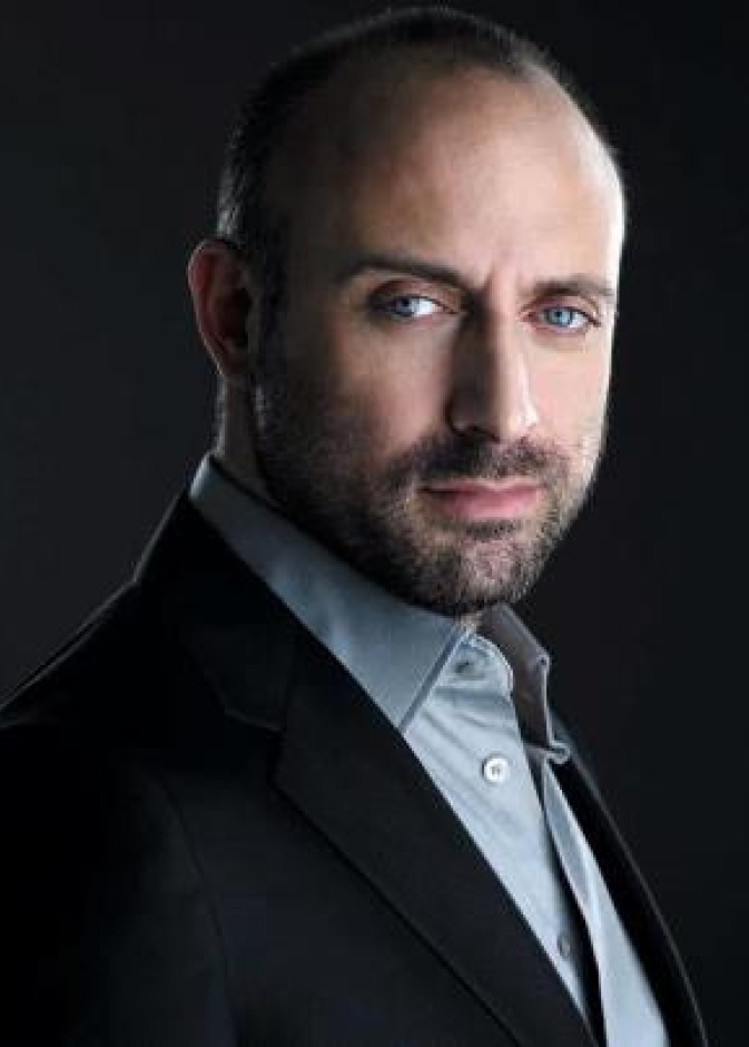 الممثل التركي خالد إرجتش والمذيعة أسمر صوي 