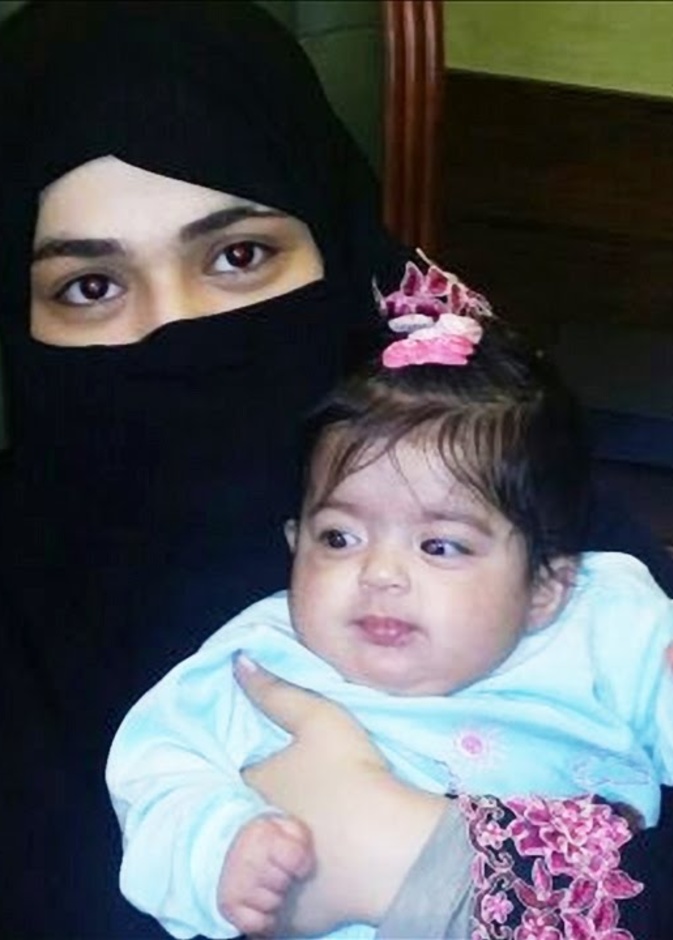 دارين في حضن والدتها 