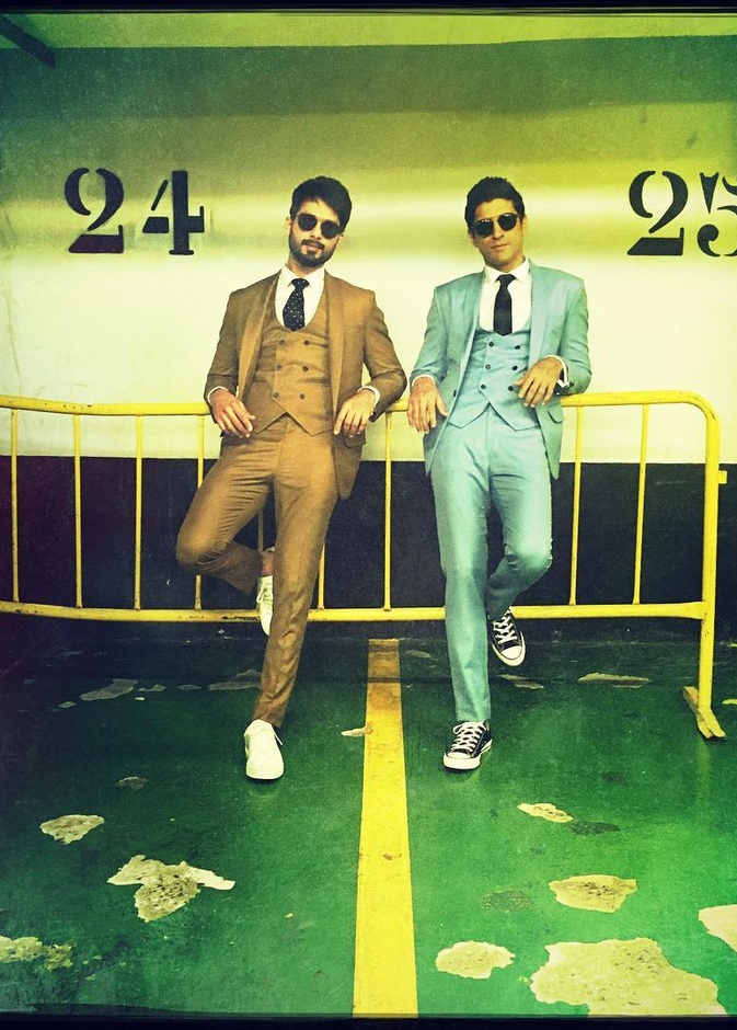 شاهيد كابور وفرحان اختر يدخلان حفل IIFA 2016 بحمارين