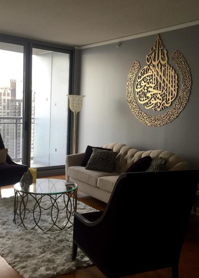 ديكور باللون الذهبي و الخط العربي يزين جدار المنزل بطريقة عصرية 