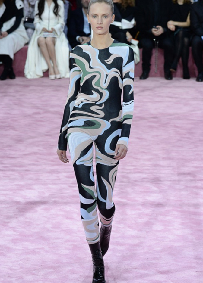 الأقمشة المطبّعة تبرز هوية ديور للأزياء الراقية 