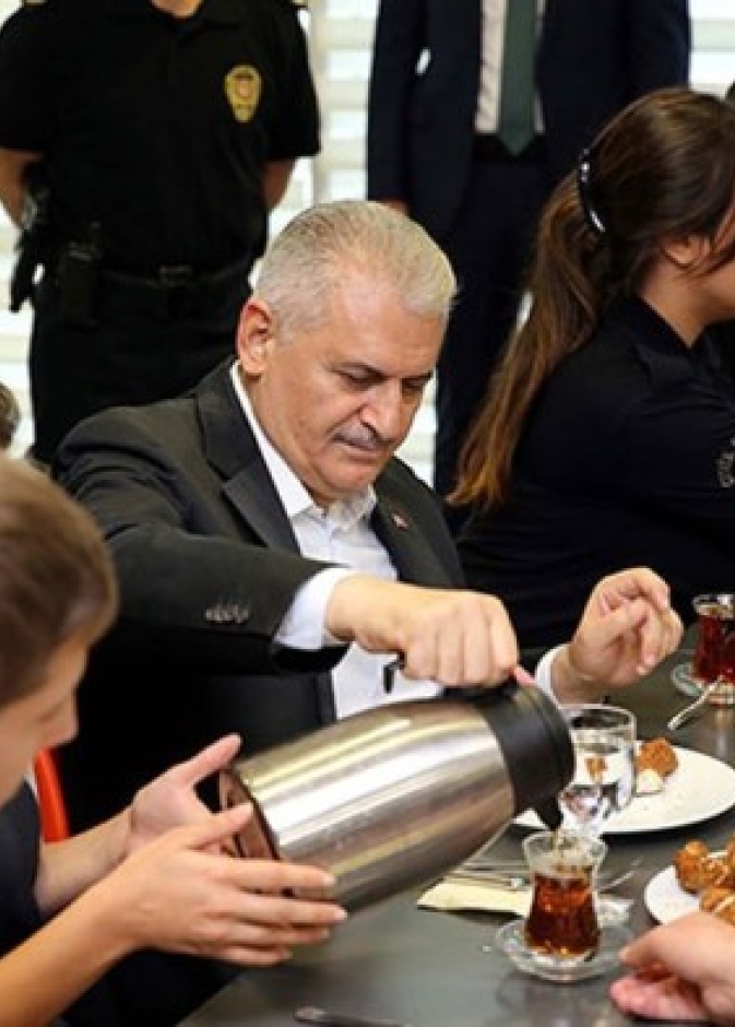 رئيس الوزراء التركي في مركز الشرطة