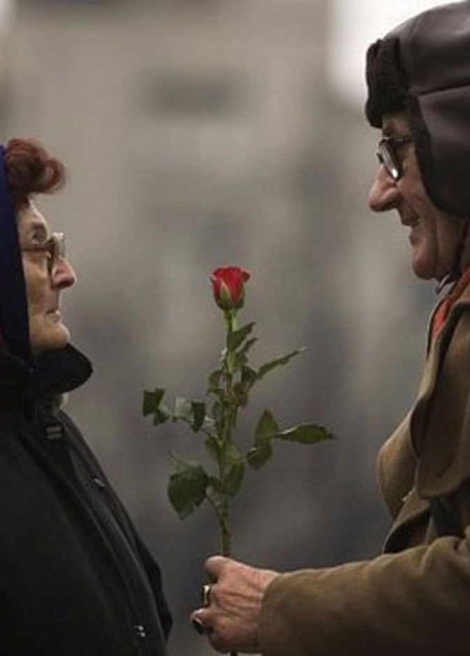 رجل في الثمانين يتغزل بزوجته ويرفض الزواج