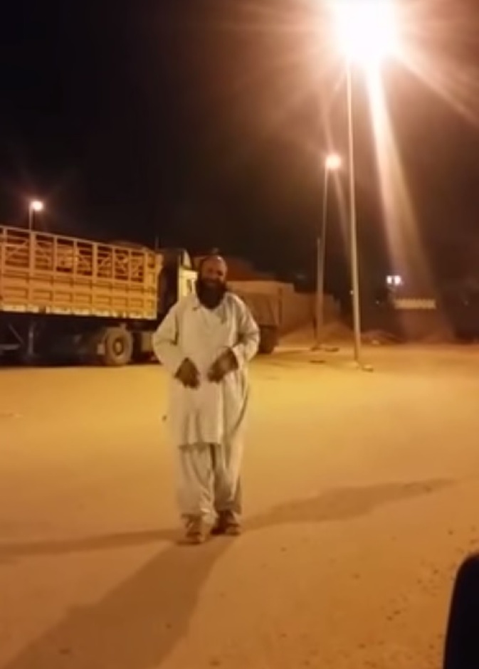 بالفيديو: رجل يلفت الأنظار في السعودية