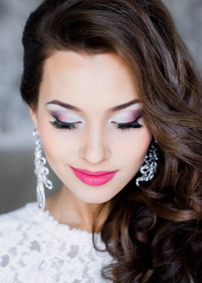 رسمات الآيلاينر الرفيع على الجفون العليا للعين