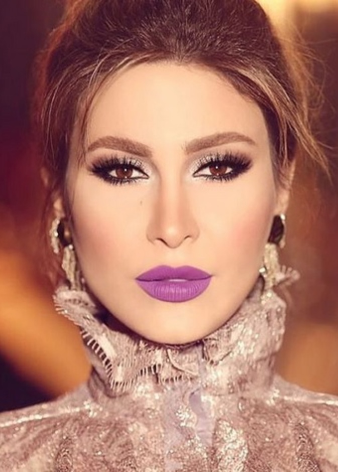 رسمات عيون بارزة مع الشفايف البنفسجية مع يارا