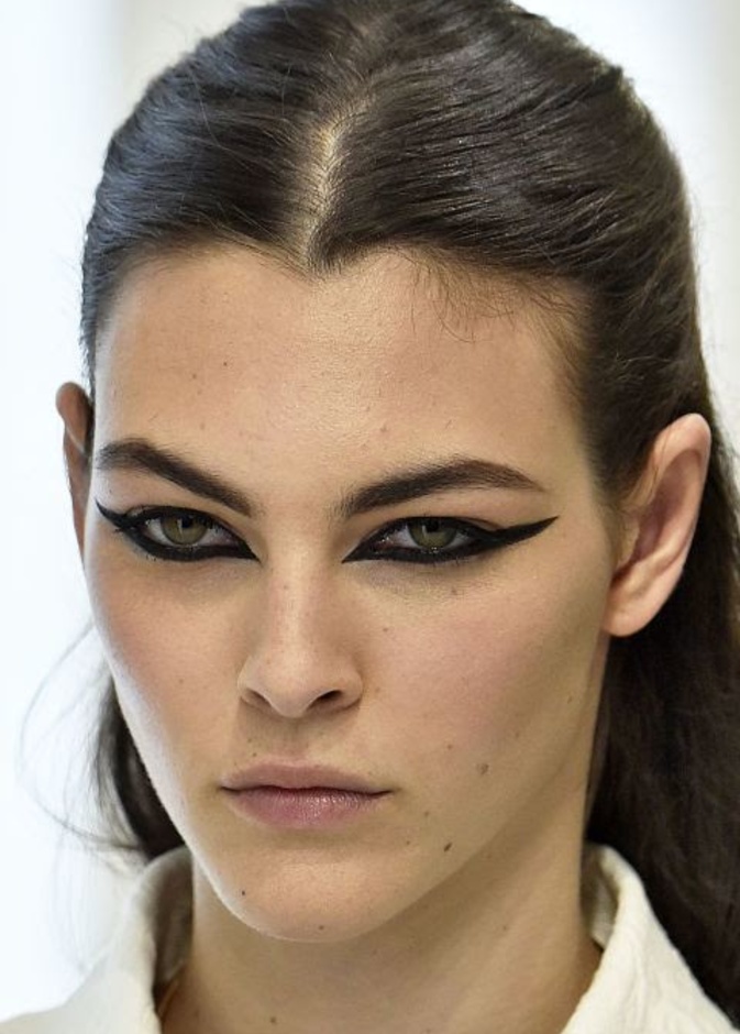 رسمات عيون مع الآيلاينر المشرق