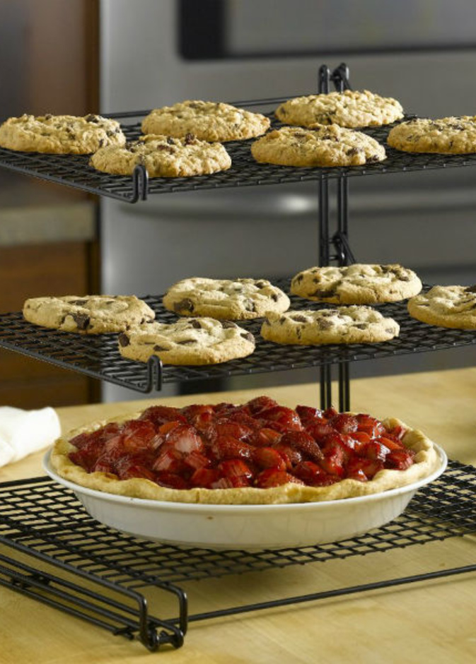 رفوف متعددة لتوفير المساحة في المطبخ