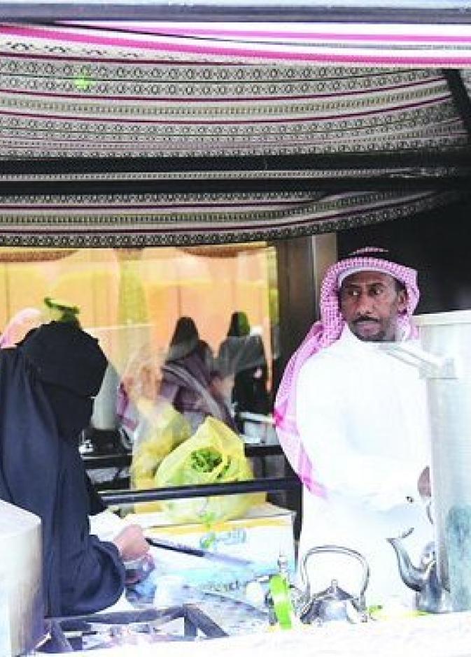 إقبال كبير على كشك "قهوة وشاي" يديره زوجان سعوديان 