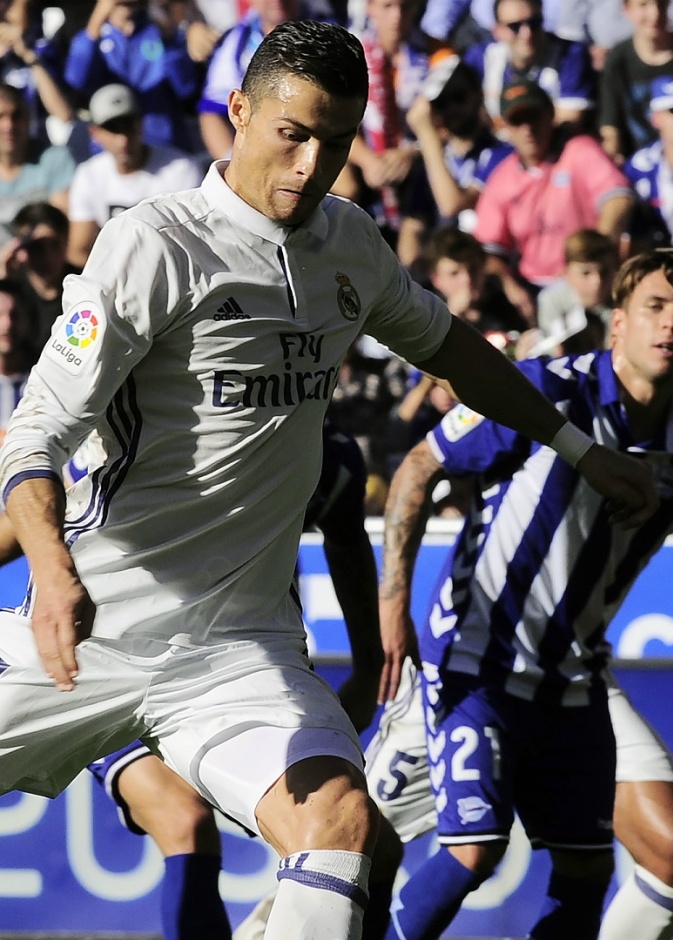 رونالدو يقود ريال مدريد لصدارة الدوري الأسباني