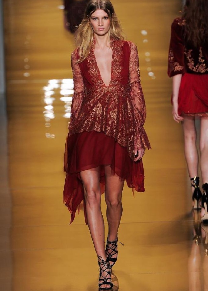 بريق الشك والترتر اللمّاع يميّزان تصاميم ريم عكرا