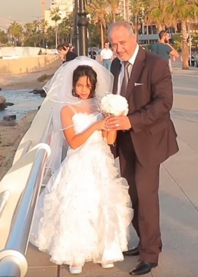 زفاف خمسيني بإبنة 12 عاماً 