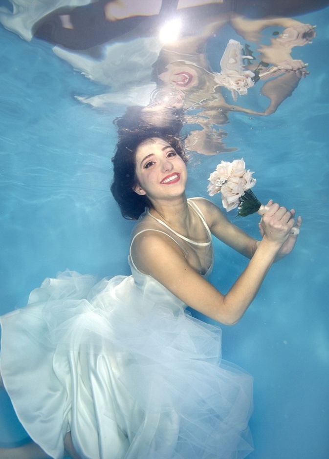 بالفيديو: زفافك تحت الماء... صرعة الحفلات