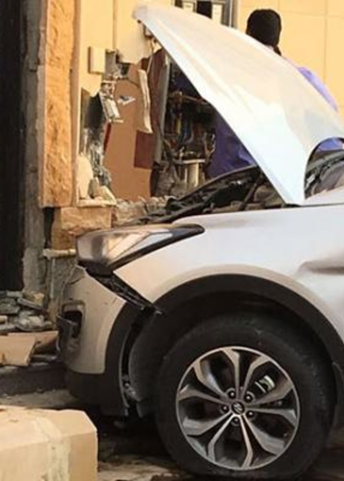 زوجة تقود سيارة زوجها وتصدم منزله الجديد