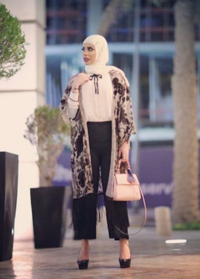 زوري اشكناني لا تتخلى عن البنطلون الأسود ذات الكعب العالي