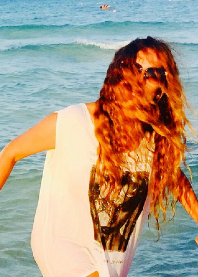 زينة تتنزه مع توأمها على البحر