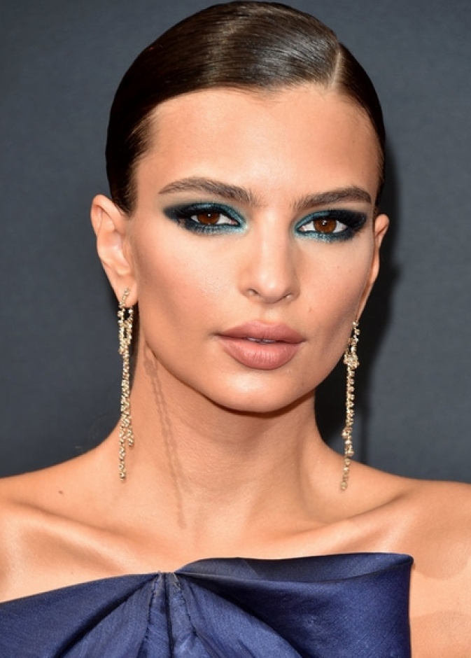 سارت الجميلة EMILY RATAJKOWSKI بمكياج ناعم يرتكز على ابراز العين بتدرجات الازرق