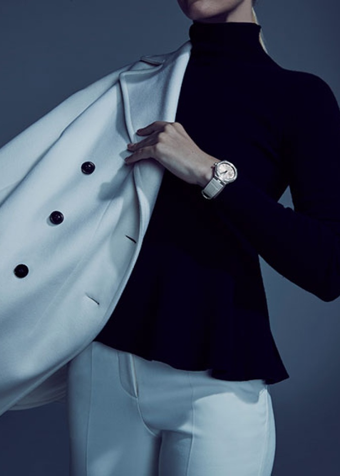 ساعة Overseas للنساء مع حزام أبيض