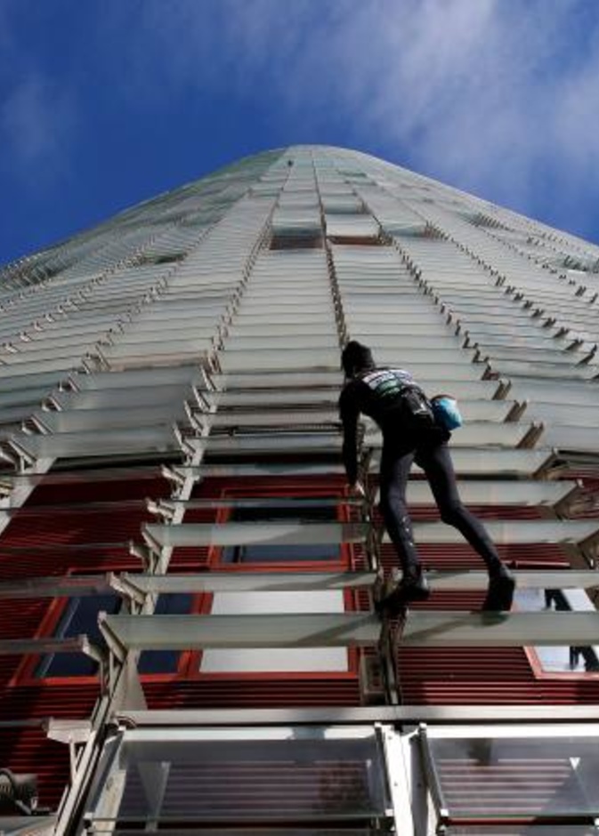 سبايدر مان يتسلق أطول ناطحة سحاب في برشلونة