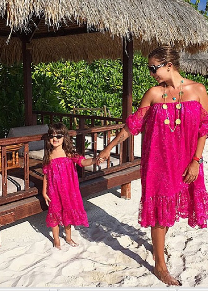 جويل تسمتع بالرمال الرائعة