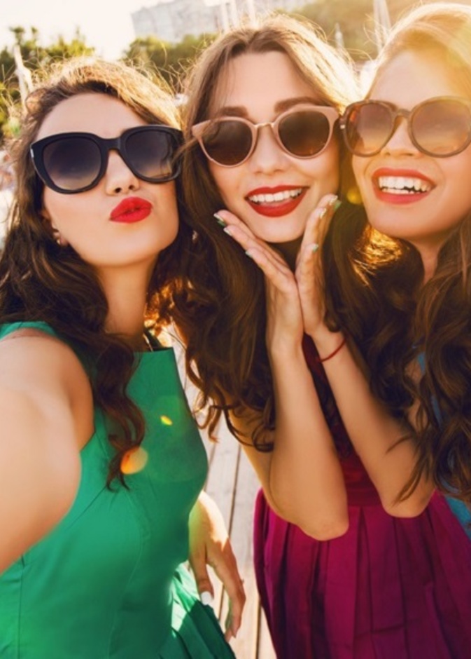 سقوط فتاتين من الطابق الرابع بسبب سيلفي