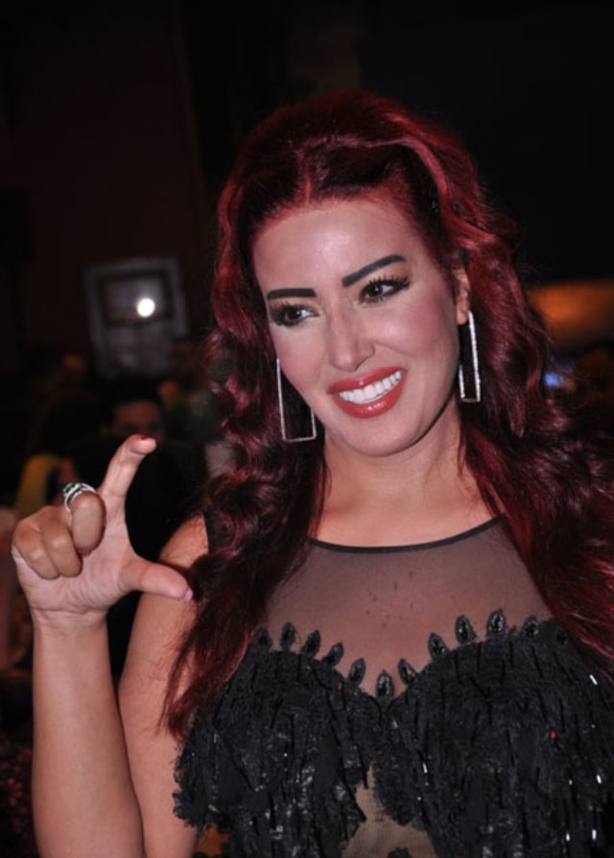 سمية الخشاب بالأسود وحلق قديم الطراز