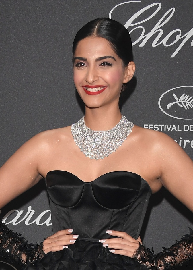 سونام كابور ترتدي قلادة الماس من شوبارد