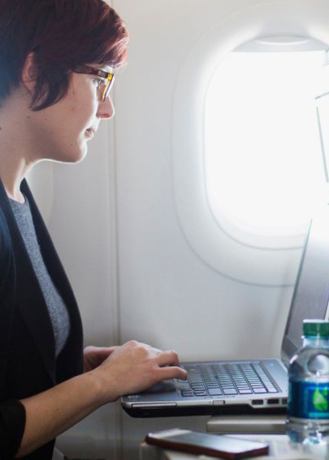 اختري المقد بجانب النافذة وتجنب المقاعد بجانب الممر