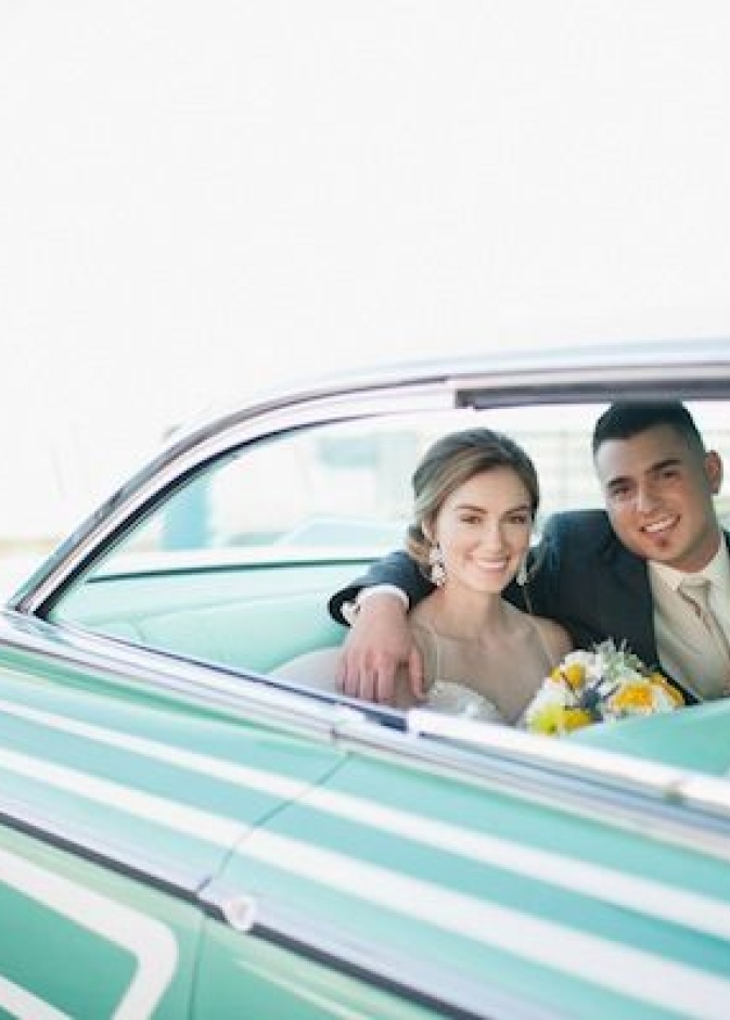 سيارة كلاسيكية زرقاء ليوم الزفاف