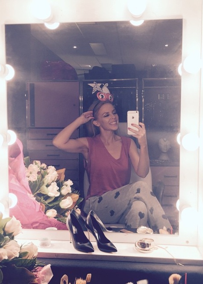 سيلفى كايلى مينوغ مع الحذاء الجديد