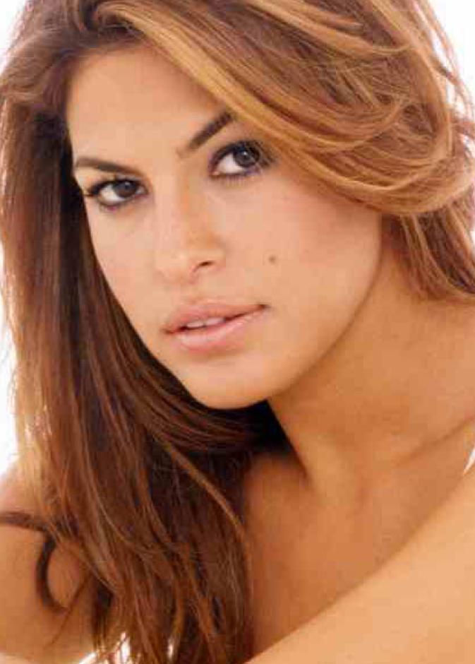 سيلفى إيفا مانديز وهذا التيشيرت لصاحب أكبر تبرع