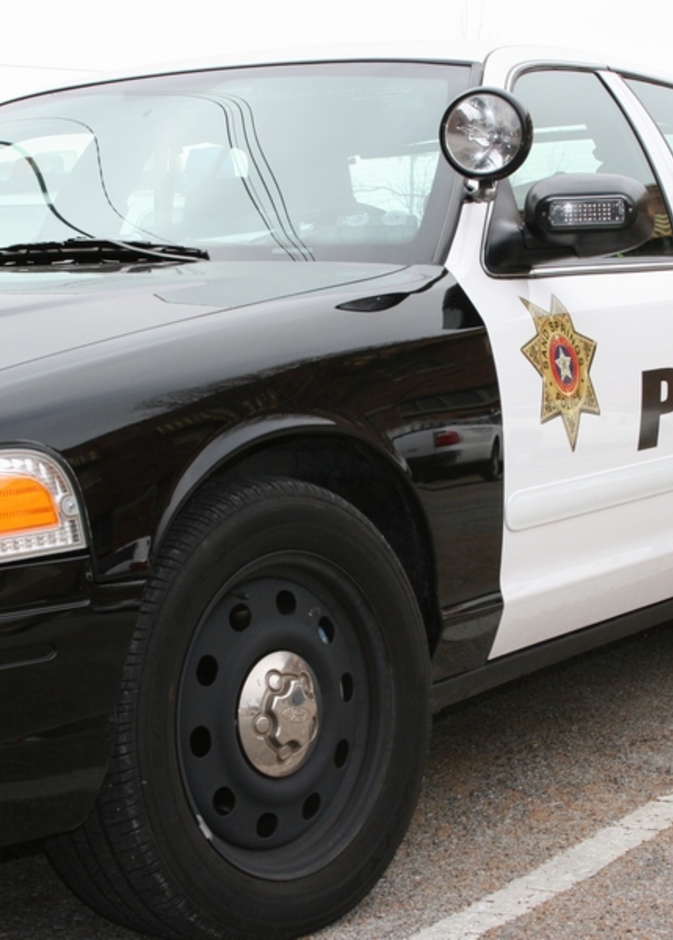 شاب يسرق سيارة شرطة ويبث المطاردة على فيس بوك