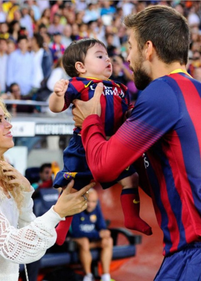  شاكيرا مع زوجها وابنها فى ملعب برشلونة