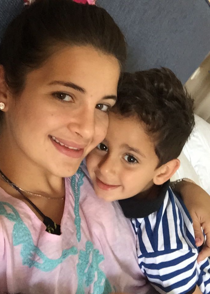  شام مع شقيقها وايضا بدون خاتم الزفاف