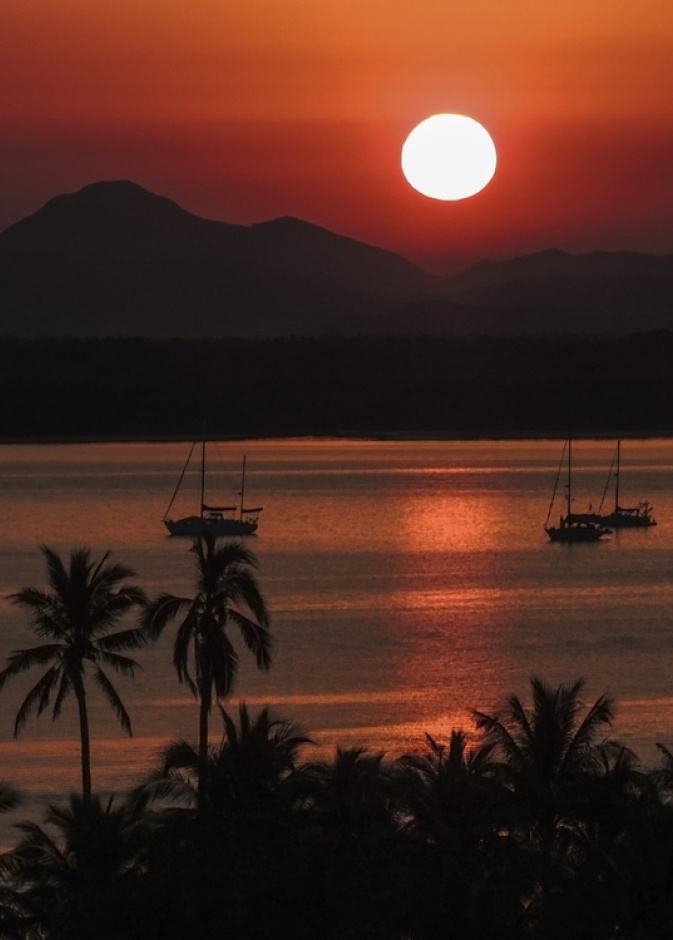  شروق الشمس في البحيرة في بارا دي نافيداد.