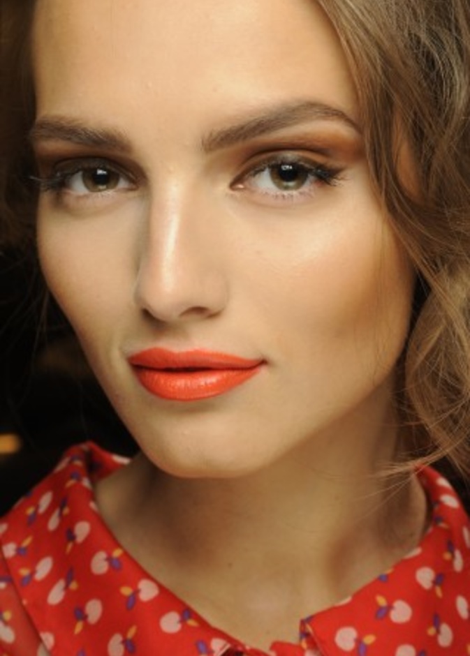  شفاه برتقالية متوهجة