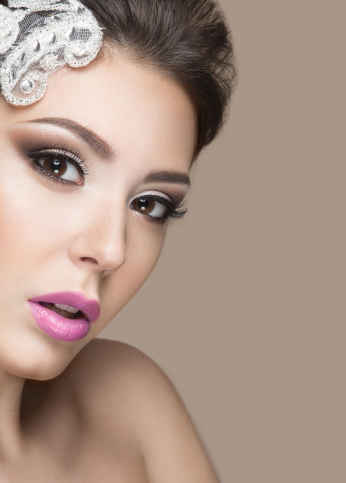 شفايف العروس متالقة باحمر شفاه وردي فاتح