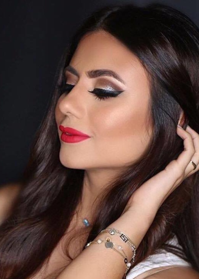 ايلاينر مجنح  وشفايف مخملية لسهرة انيقة من ديما الاسدي