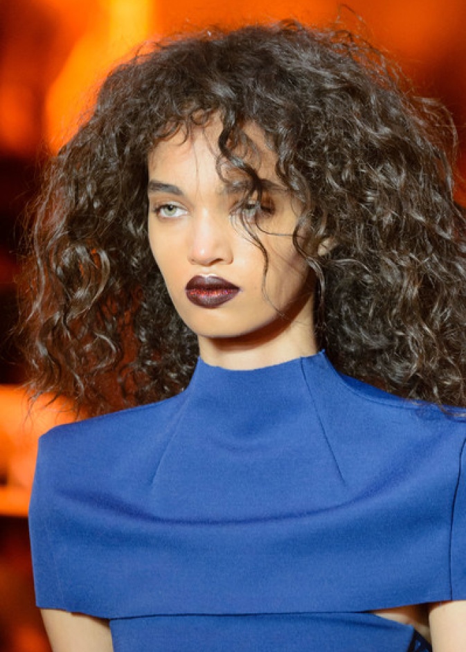 شفايف قريبة من البني الناشف مع عارضات دار DKNY