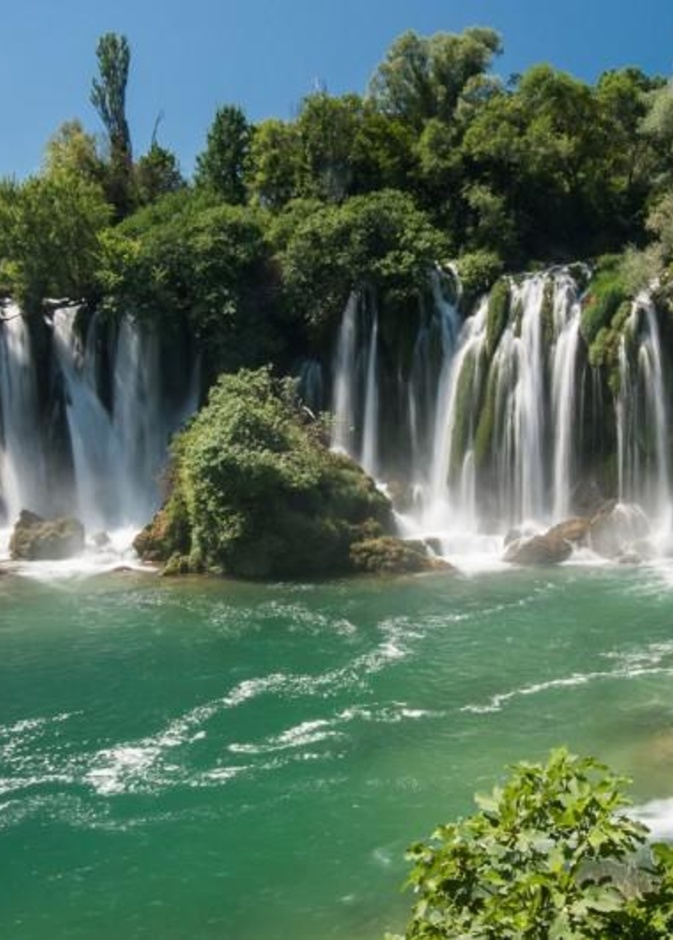 شلالات كثيرة