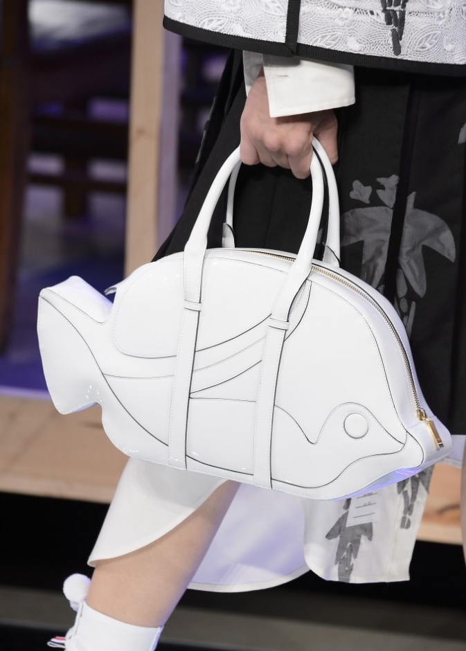 شنط يد بأشكال الأسماك من دار ثوم براون ‏Thom Browne