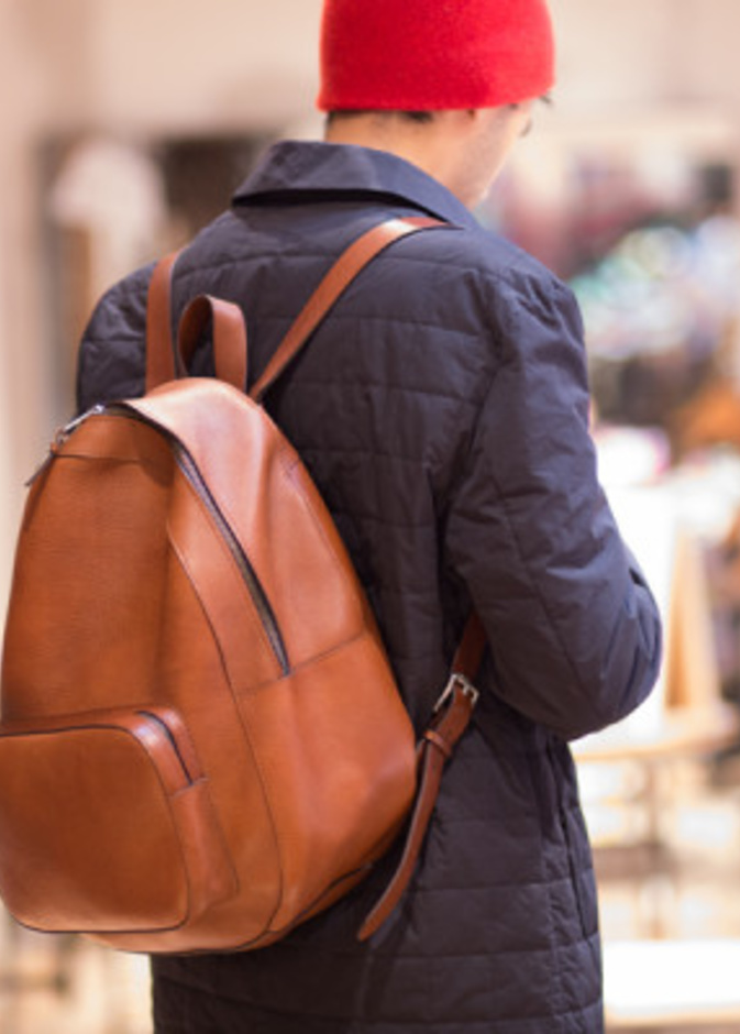 شنطة الظهر باللون البني العسلي تليق بكافة الألوان