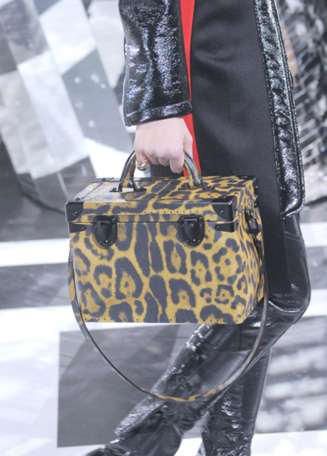 شنطة بنقشة النمر لاطلالة عملية من لويس فيتون Louis Vuitton